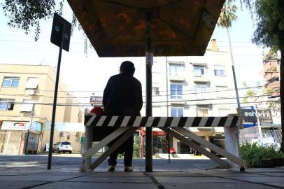  PORTO ALEGRE, RS, BRASIL, 15/08/2019- Bancos na Rua Barão do Amazonas, fabricados por Moises Gomes, barbeiro e professor de história, que fez os bancos para duas paradas nesta rua.(FOTOGRAFO: TADEU VILANI / AGENCIA RBS)