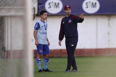  CAXIAS DO SUL, RS, BRASIL (15/08/2019)Treino do Ser Caxias no estádio centenário em caxias do Sul. Na foto, (E) atacante Denilso e técnico Lacerda.(Antonio Valiente/Agência RBS)