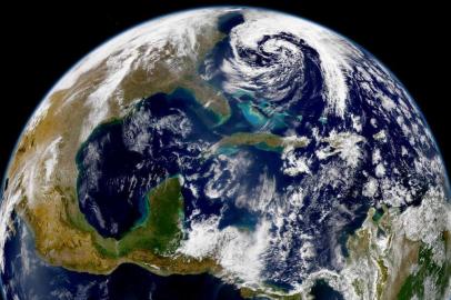 Foto do planeta terra, com vista de fora da órbita terrestre, tirada de algum satéliteThis NASA SeaWiFS true color 1 kilometer (.62 miles) view of the Caribbean taken on Thursday, 10 February, 2001 shows Florida, the tip of the Yucatan Penninsula (Lower-C) and Cuba.  The purpose of the Sea-viewing Wide Field-of-view Sensor (SeaWiFS) Project is to provide quantitative data on global ocean bio-optical properties to the Earth science community.         AFP PHOTO/Orbital Imaging Corporation Fonte: AFP Fotógrafo: Não se Aplica