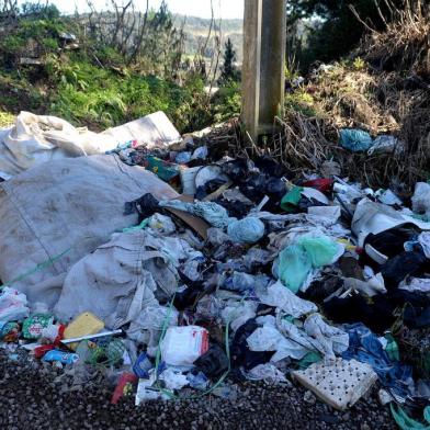  CAXIAS DO SUL, RS, BRASIL, 15/08/2019Lixo espalhado na cabeceria da represa da maestra. (Lucas Amorelli/Agência RBS)