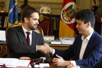 PORTO ALEGRE, RS,  BRASIL, 16.08.2019. O governador Eduardo Leite, o secretrio do Meio Ambiente e Infraestrutura, Artur Lemos, e o presidente do Banco Nacional de Desenvolvimento Econmico e Social (BNDES), Gustavo Montezano, assinaram, na tarde desta sexta-feira (16/8), no Palcio Piratini, o contrato de estruturao para a modelagem de privatizao da Companhia Estadual de Distribuio de Energia Eltrica (CEEE-D) e da Companhia Estadual de Gerao e Transmisso de Energia Eltrica (CEEE-GT). Foto: Itamar Aguiar/Palcio Piratini. 