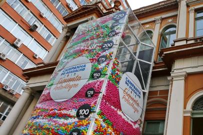  PORTO ALEGRE, RS, BRASIL, 16-08-2019: Bolinhas da Campanha do Agasalho completam parcialmente o tanque instalado na frente da Prefeitura de Porto Alegre, no centro da capital (FOTO FÉLIX ZUCCO/AGÊNCIA RBS, Editoria de Porto Alegre).