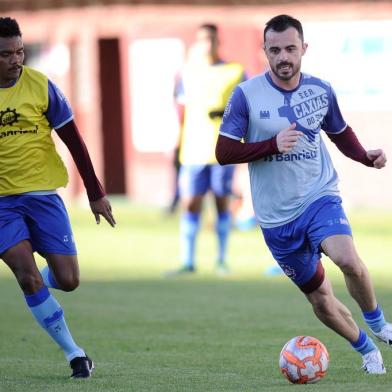  CAXIAS DO SUL, RS, BRASIL (15/08/2019)Treino do Ser Caxias no estádio centenário em caxias do Sul. Na foto, volante Juliano. (Antonio Valiente/Agência RBS)