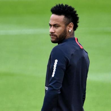 Paris Saint-Germains Brazilian forward Neymar looks on as he takes part in a training session in Saint-Germain-en-Laye, west of Paris, on August 17, 2019, on the eve of the French L1 football match between Paris Saint-Germain (PSG) and Rennes. (Photo by FRANCK FIFE / AFP)