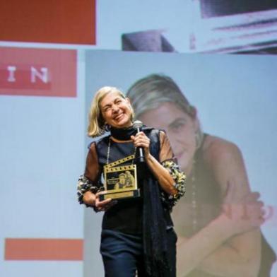 Homenagem a Carla Camurati marca segunda noite do Festival de Gramado. Atriz e cineasta recebeu Troféu Eduardo Abelin por sua trajetória.