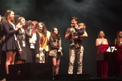 Na foto, Emiliano Cunha, com a filha Maria Flor no colo, direto do longa Raia 4, de Emiliano Cunha, exibido no Festival de Cinema de Gramado 2019.