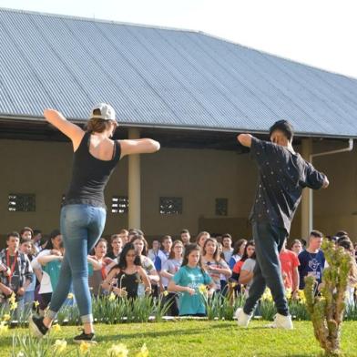 JTchêJ reúne mais de 750 jovens católicos em Caxias do SulEvento aconteceu no sábado e contou com catequeses, missa e festa com DJ