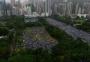 Protesto em Hong Kong reúne milhares de pessoas sob forte chuva