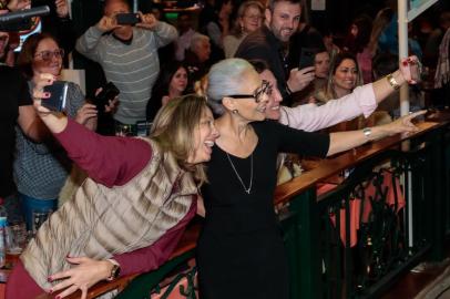 Gramado, RS - 16/08/2019 - 47º Festival de Cinema de Gramado - Atriz Sônia Braga do Longa-metragem brasileiro de abertura Bacurau com fãs - Foto: Cleiton Thiele / Agência Pressphoto