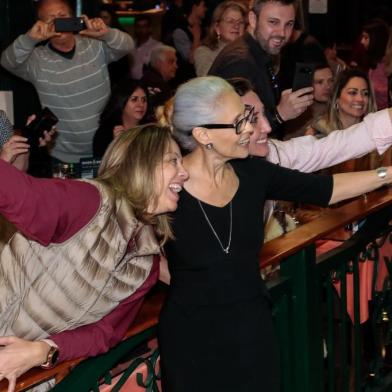 Gramado, RS - 16/08/2019 - 47º Festival de Cinema de Gramado - Atriz Sônia Braga do Longa-metragem brasileiro de abertura Bacurau com fãs - Foto: Cleiton Thiele / Agência Pressphoto