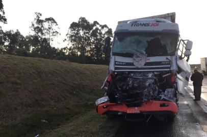 GLORINHA, 19/08/2019, Acidente envolvendo três caminhões deixa uma pessoa ferida em Glorinha