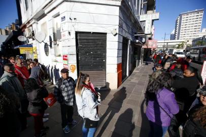  PORTO ALEGRE, RS, BRASIL - 2019.08.19 - Empresa oferece 1500 vagas de emprego. A fila começava na Avenida Júlio de Castilhas, entrava na rua Chaves Barcellos e terminava na Voluntários da Pátria. (Foto: ANDRÉ ÁVILA/ Agência RBS)