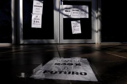 CAXIAS DO SUL, RS, BRASIL (19/08/2019)Estudantes de movilizam contra a instalação de um laboratório de grafeno no atual estúdio de fotografia do bloco de comunicação da UCS. (Antonio Valiente/Agência RBS)