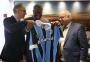 Nobel da Paz ganha de presente camisa do Grêmio em Porto Alegre