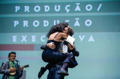 Gramado, RS - 18/08/2019 - 47º Festival de Cinema de Gramado - Ator Murilo Rosa entrega o prêmio de Melhor Produção/Produção Executiva para Daniela Israel, Juh Balhego e Ulisses da Motta pelo curta-metragem gaúcho Quero Ir para Los Angeles - Foto: Edison Vara / Agência Pressphoto