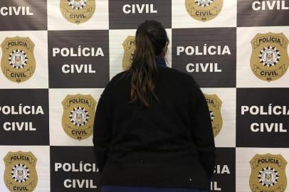 A Polícia Civil prendeu uma mulher de 32 anos que alugou sua conta bancária para lavagem de dinheiro do tráfico de drogas em Caxias do Sul. Conforme a investigação, ela cobrava uma taxa de 5% de cada depósito recebido. Em um ano, a prática criminosa movimentou R$ 2 milhões.