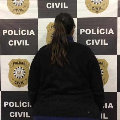 A Polícia Civil prendeu uma mulher de 32 anos que alugou sua conta bancária para lavagem de dinheiro do tráfico de drogas em Caxias do Sul. Conforme a investigação, ela cobrava uma taxa de 5% de cada depósito recebido. Em um ano, a prática criminosa movimentou R$ 2 milhões.