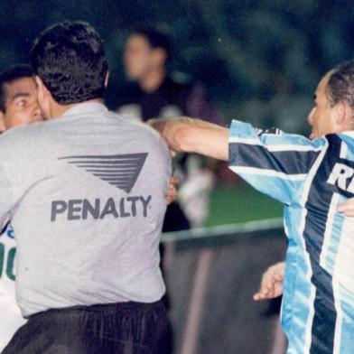 Briga em jogo Grêmio x Palmeiras pela Copa Libertadores da América.#PASTA:59304#FOTO DIGITALIZADA#envelope: 153323