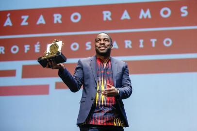 Gramado, RS - 19/08/2019 - 47º Festival de Cinema de Gramado - Lázaro Ramos recebe o Troféu Oscarito - Foto: Edison Vara