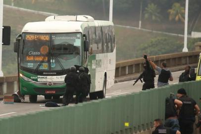  Rio de Janeiro (RJ), 20/08/2019 - Sequestro na Ponte Rio-Niterói - Após mais de 3h de cerco, um sequestrador que manteve passageiros de um ônibus como reféns na Ponte Rio-Niterói foi morto por um atirador de elite do Bope na manhã nesta terça-feira. (Foto: Fabiano Rocha / Agência O Globo)Indexador: Fabiano RochaFonte: O GloboFotógrafo: Rio