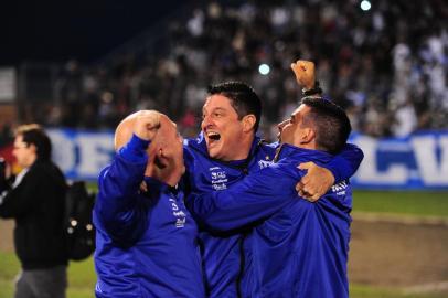 BENTO GONÇALVES, RS, BRASIL, 12/05/2019. Esportivo x Guarani, jogo de volta das semifinais da Divisão de Acesso do Campeonato Gaúcho e realizado no estádio Montanha dos Vinhedos. Após empate em 1 a 1 o jogadores, comissão técnica e torcedores do Esportivo comemoraram a volta para a primeira divisão do campeonato gaúcho. (Porthus Junior/Agência RBS)