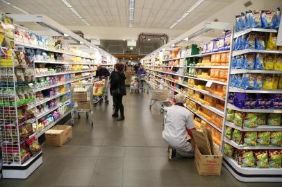  PORTO ALEGRE, RS, BRASIL, 25-05-2018. Zaffari reabastecer gôndolas e faltam alguns produtos. (FERNANDO GOMES/AGÊNCIA RBS)