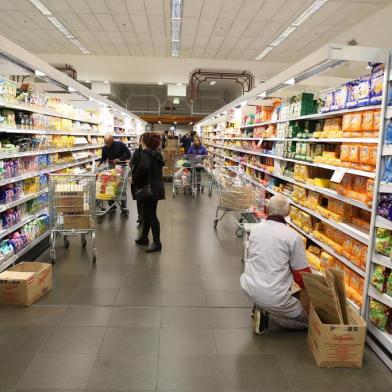  PORTO ALEGRE, RS, BRASIL, 25-05-2018. Zaffari reabastecer gôndolas e faltam alguns produtos. (FERNANDO GOMES/AGÊNCIA RBS)