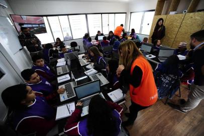  PORTO ALEGRE,RS,BRASIL.Inauguração da parceria do Instituto Besouro de Fomento Social,para oferta de atividades no contra turno para 40 alunos de quatro escolas de ensino fundamebntal da rede municipal,na Escola Mario Quintana inaugurado o espaço criativo markerspace ,isntalado em contêiner.(RONALDO BERNARDI/AGENCIA RBS).