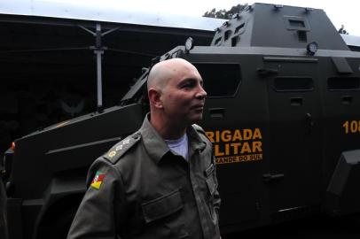  BENTO GONÇALVES, RS, BRASIL (12/08/2019)Brigada Militar de Bento Gonçalves conta com um novo veículo blindado. Após doações, carro-forte foi adaptado para uso policial e será utilizado em situações pontuais, como assaltos a bancos. Na foto, major Alvaro Martinelli. (Antonio Valiente/Agência RBS)