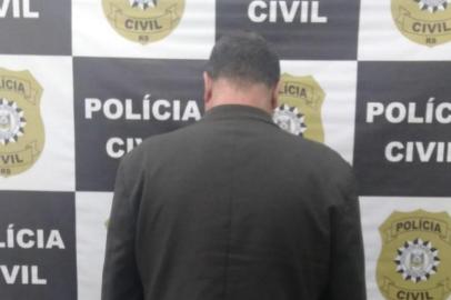 Suspeito de matar um jovem em frente a sua boate, Emerson Kramer Boeira, 42 anos, conhecido como Bodinho, se apresentou à Polícia Civil de Bom Jesus na tarde desta terça-feira.