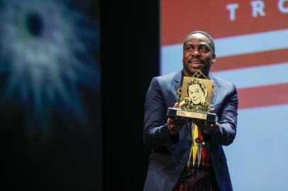  GRAMADO, RS, BRASIL, 19/08/2019 - 47º Festival de Cinema de Gramado - o ator Lázaro Ramos recebe o Troféu Oscarito, das mãos do Presidente da Gramadotur Edson Néspolo. (Edison Vara/Agência Pressphoto/Divulgação)Local: GramadoIndexador: EDISON_VARA