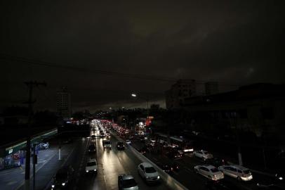 TrÃ¢nsito SP.SÃO PAULO,SP,19.08.2019:TRÂNSITO-SP - Trânsito na Avenida Rubem Berta em São Paulo (SP), nesta segunda-feira (19). Por conta do céu nublado, que deixa a cidade mais escura, os veículos estão circulando com os faróis acesos. (Foto: Renato S. Cerqueira/Futura Press/Folhapress)