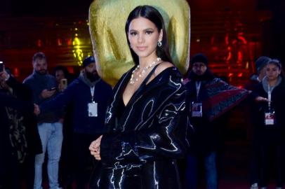 a noite desta segunda-feira,(19), atriz Bruna Marquezine esteve presente no tapete vermelho do  Festival de Cinema de Gramado para prestigiam sua estreia no cinema com seu novo filme Vou nadar ate você  junto com elenco do filme e brincou de tirar fotos dos fotógrafos.