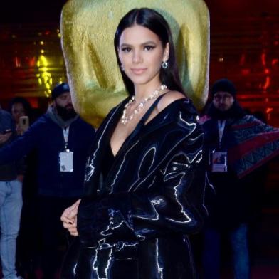 a noite desta segunda-feira,(19), atriz Bruna Marquezine esteve presente no tapete vermelho do  Festival de Cinema de Gramado para prestigiam sua estreia no cinema com seu novo filme Vou nadar ate você  junto com elenco do filme e brincou de tirar fotos dos fotógrafos.