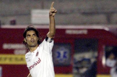 Fernandão, jogador de futebol do Internacional ,  comemora seu gol na partida contra o Flamengo (RJ), válida pela 22¼ rodada do Campeonato Brasileiro de 2006, realizada no Estádio do Maracanã, na zona norte do Rio de Janeiro. 04/08/2006#PÁGINA:01FLAMENGO E ITNERNACIONALRJ - FLAMENGO E INTERNACIONAL - ECONOMIA - Fernandão, do Internacional (RS), comemora seu gol na partida contra o Flamengo (RJ), válida pela 22ª rodada do Campeonato Brasileiro de 2006, realizada no Estádio do Maracanã, na zona norte do Rio de Janeiro. 04/08/2006 - Foto: FERNANDO SOUTELLO/AGIF/AE Fonte: AE Fotógrafo: FERNANDO SOUTELLO