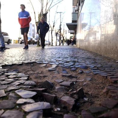  CAXIAS DO SUL, RS, BRASIL 905/08/2019)Reportagem verifica buracos nas ruas centrais de Caxias do Sul. Rua Sinimbu esquina com a Rua Dr. Montaury. (Antonio Valiente/Agência RBS)