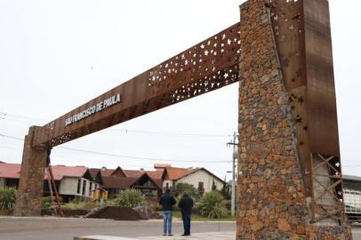 A prefeitura de São Francisco de Paula está construindo um pórtico na entrada da cidade. 