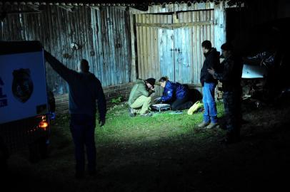  CAXIAS DO SUL, RS, BRASIL, 20/08/2019. Dois suspeitos de roubos a residência morreram em confronto com a Brigada Militar de Caxias do Sul na tarde desta terça-feira (20). Os homens, que ainda não foram identificados, resistiram a abordagem policial e sacaram dois revólveres, por isso foram alvejados. Na sequência, foram presos um motorista de aplicativo e uma mulher. Nenhum policial foi ferido no confronto. O confronto aconteceu na localidade em Nossa Senhora da Rocca, em São Luís da 6ª Légua, por volta das 16h. (Porthus Junior/Agência RBS)