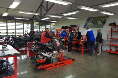 Parceria Yamaha e Senai para cursos de mecânica de motocicletas. 