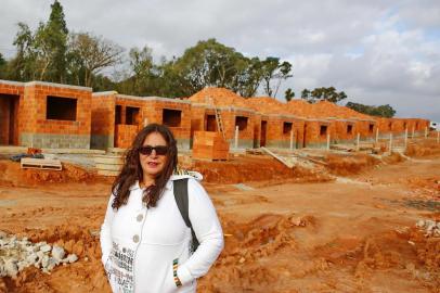  PORTO ALEGRE, RS, BRASIL 19/08/2019 - Obra parada por conta do atraso nos recursos, mulher que aguarda a conclusão do empreendimento para se mudar. (FOTO: ROBINSON ESTRÁSULAS/AGÊNCIA RBS)