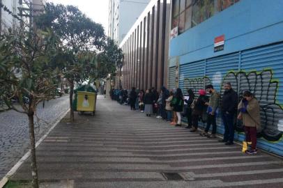 Fila para atendimento no Sine de Caxias do Sul.