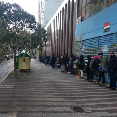 Fila para atendimento no Sine de Caxias do Sul.