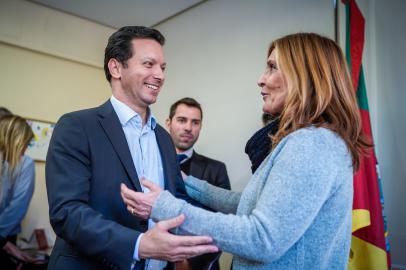 O encontro entre o prefeito Nelson Marchezan Júnior e a presidente da Câmara Municipal, Mônica Leal, na tarde desta terça-feira, 20 no Salão Nobre Dilamar Machado do Legislativo surpreendeu aos presentes. A parlamentar recebeu com sorriso o chefe do Executivo e perguntou por seu filho Benício, quatro meses. Marchezan, também sorrindo respondeu que estava tudo bem e até o levava algumas vezes à Prefeitura. Cortesia e amabilidade marcaram o encontro de entrega do Projeto de Diretrizes Orçamentária (LDO) 2020.FOTO: Joel Vargas/ PMPA