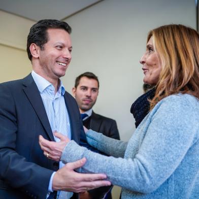 O encontro entre o prefeito Nelson Marchezan Júnior e a presidente da Câmara Municipal, Mônica Leal, na tarde desta terça-feira, 20 no Salão Nobre Dilamar Machado do Legislativo surpreendeu aos presentes. A parlamentar recebeu com sorriso o chefe do Executivo e perguntou por seu filho Benício, quatro meses. Marchezan, também sorrindo respondeu que estava tudo bem e até o levava algumas vezes à Prefeitura. Cortesia e amabilidade marcaram o encontro de entrega do Projeto de Diretrizes Orçamentária (LDO) 2020.FOTO: Joel Vargas/ PMPA