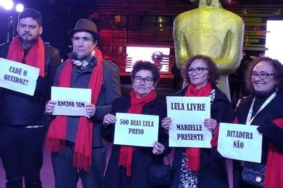 O elenco e a produção de Pacarrete foram políticos em sua passagem pelo tapete vermelho e pelo palco do Palácio dos Festivais. Eles empunharam cartazes com dizeres como Lula Livre, Ancine sim, Ditadura não, Marielle presente e Cadê Queiroz. 