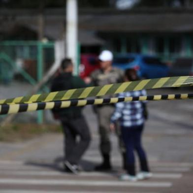 ***EM BAIXA RESOLUÇÃO*** CHARQUEADAS, RS, BRASIL, 21-08-2019: Ataque ao Instituto Estadual Educacional Assis Chateaubriand, em Charqueadas, na região metropolitana de Porto Alegre, deixou pelo menos quatro alunos e uma professora feridos. O criminoso, que usou uma machadinha, é um adolescente, informou a Secretaria Estadual de Educação. De acordo com a Brigada Militar, ele fugiu e está sendo procurado. (Foto: Jefferson Botega / Agência RBS)