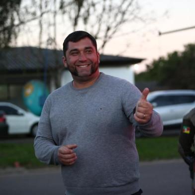  CHARQUEADAS, RS, BRASIL, 21/08/2019- Suspeito de atacar escola em Charqueadas é apreendido pela polícia. Ele invadiu o Instituto Estadual de Educação Assis Chateaubriand e desferiu golpes de machadinha nos estudantes. Foto- Professor Juliano Mantovani, ele que tirou a machadinha do ex aluno que estava atacando alunos e professores. (FOTOGRAFO: JEFFERSON BOTEGA / AGENCIA RBS)