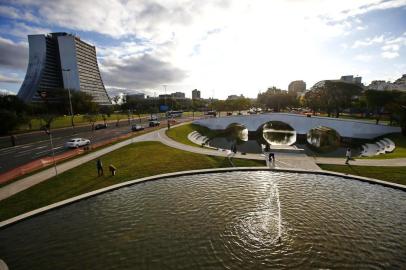  PORTO ALEGRE, RS, BRASIL, 21-08-2019: Praça dos Açorianos, um dia antes da inauguração pós-revitalização, já está liberada para o público (FOTO FÉLIX ZUCCO/AGÊNCIA RBS, Editoria de Porto Alegre).