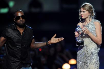 2009 MTV Video Music Awards - ShowNEW YORK - SEPTEMBER 13:  Kanye West takes the microphone from Taylor Swift and speaks onstage during the 2009 MTV Video Music Awards at Radio City Music Hall on September 13, 2009 in New York City.  (Photo by Kevin Mazur/WireImage) Editoria: ELocal: New YorkIndexador: Kevin MazurSecao: ACEFonte: WireImageFotógrafo: Contributor