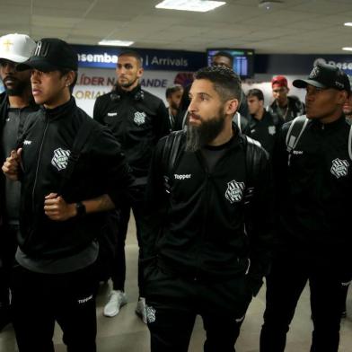  FLORIANÓPOLIS, SC, BRASIL, 21/08/2019: Atletas do Figueirense chegam a Florianópolis após confusão em Cuiabá e recebem apoio. Grupo de torcedores se reuniu no saguão do Aeroporto Hercílio Luz para recepcionar os jogadores. (Foto: Gabriel Lain/Diário Catarinense)Indexador: EMERSON SOUZA